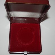Červená plastová etue s nápisem ČNB  6,5 x 6,5cm - průměr 33,28mm - starý typ (EZ002) 