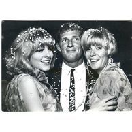 E 55982 - Olga Schoberová se sestrou a Bredem Harrisem