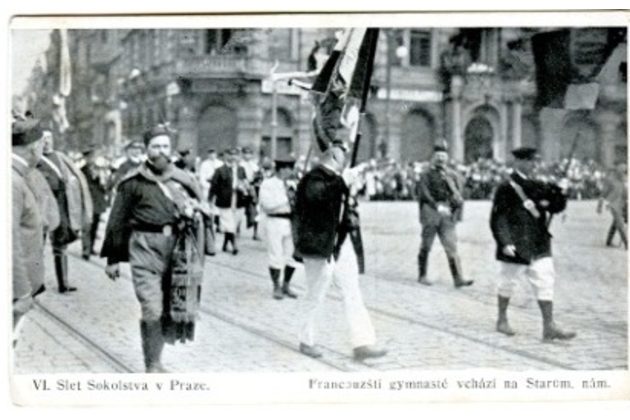10302 - VI. slet sokolstva v Praze - Francouští gymnasté vchází na Starom. nám.