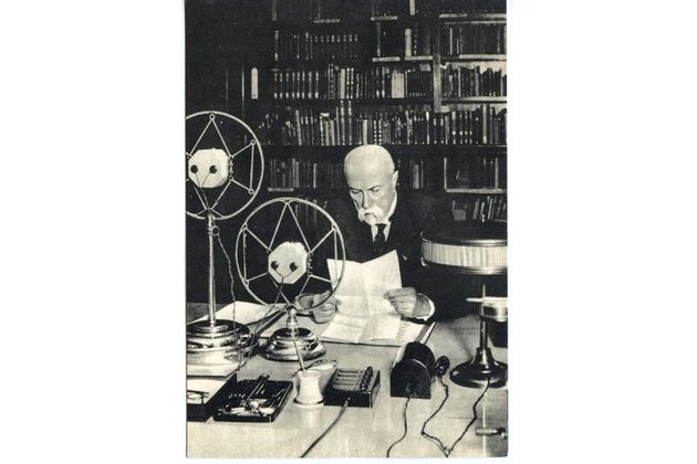 E 43608 - T.G. Masaryk při přednášce pro americký rozhlas 1932