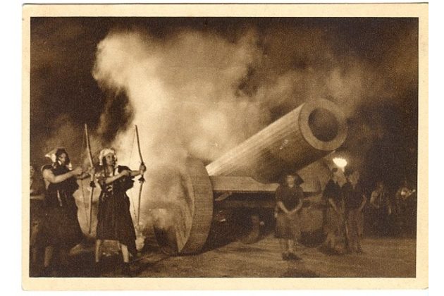 54711 - Detail ze sletové scény "Budovat a bránit"