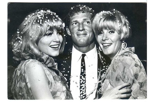 E 55982 - Olga Schoberová se sestrou a Bredem Harrisem