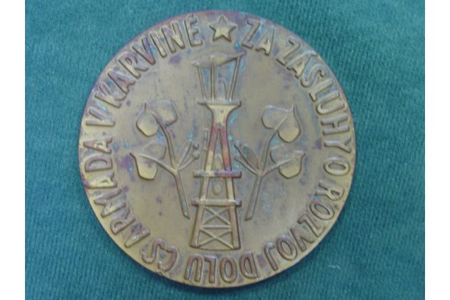 12446 - za zásluhy o rozvoj dolu ČS Armáda v Karviné